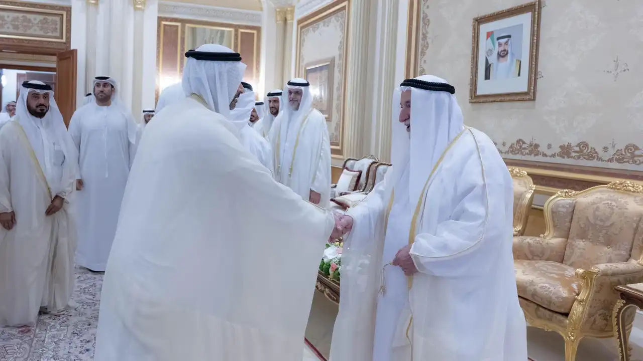 حاكم الشارقة يستقبل المهنئين بعيد الأضحى في قصر البديع